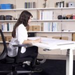 La scrivania regolabile in altezza: comfort ed ergonomia