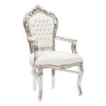 Poltrona sedia con braccioli stile Barocco Moderno, struttura in foglia d’argento e rivestimento in ecopelle bianca, trapuntatura impreziosita con gemme